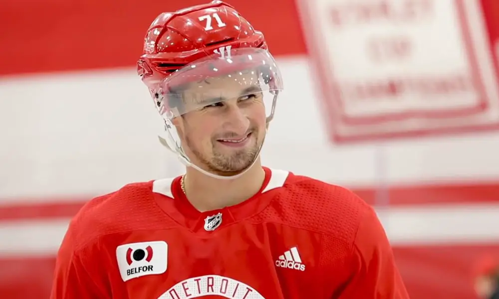 Detroit Red Wings sign Dylan Larkin to eight-year extension with $8.7  million AAV - Daily Faceoff